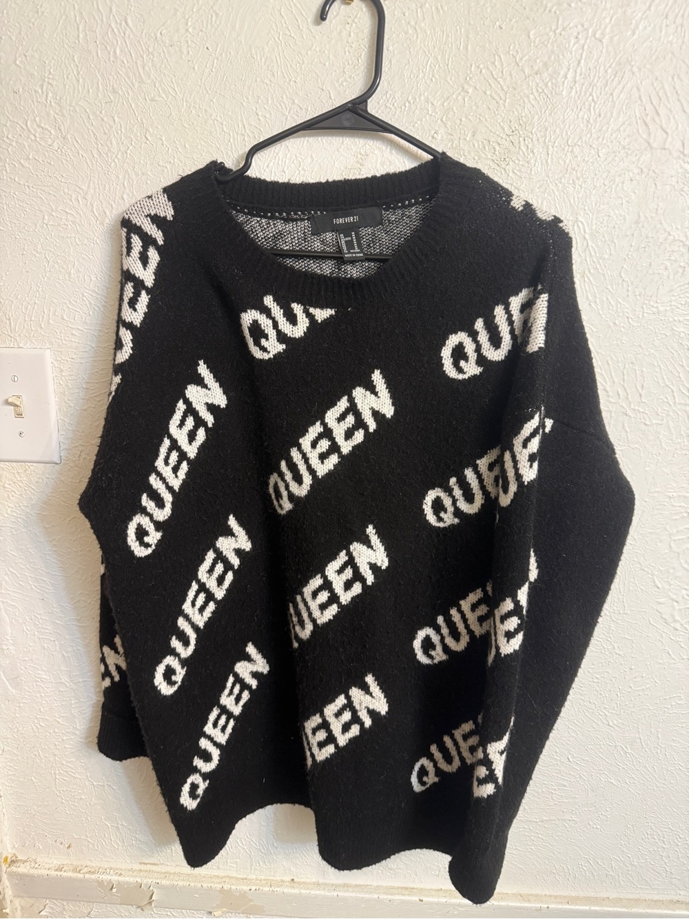 FOREVER 21 Black 'Queen' Graphic Crewneck Sweater